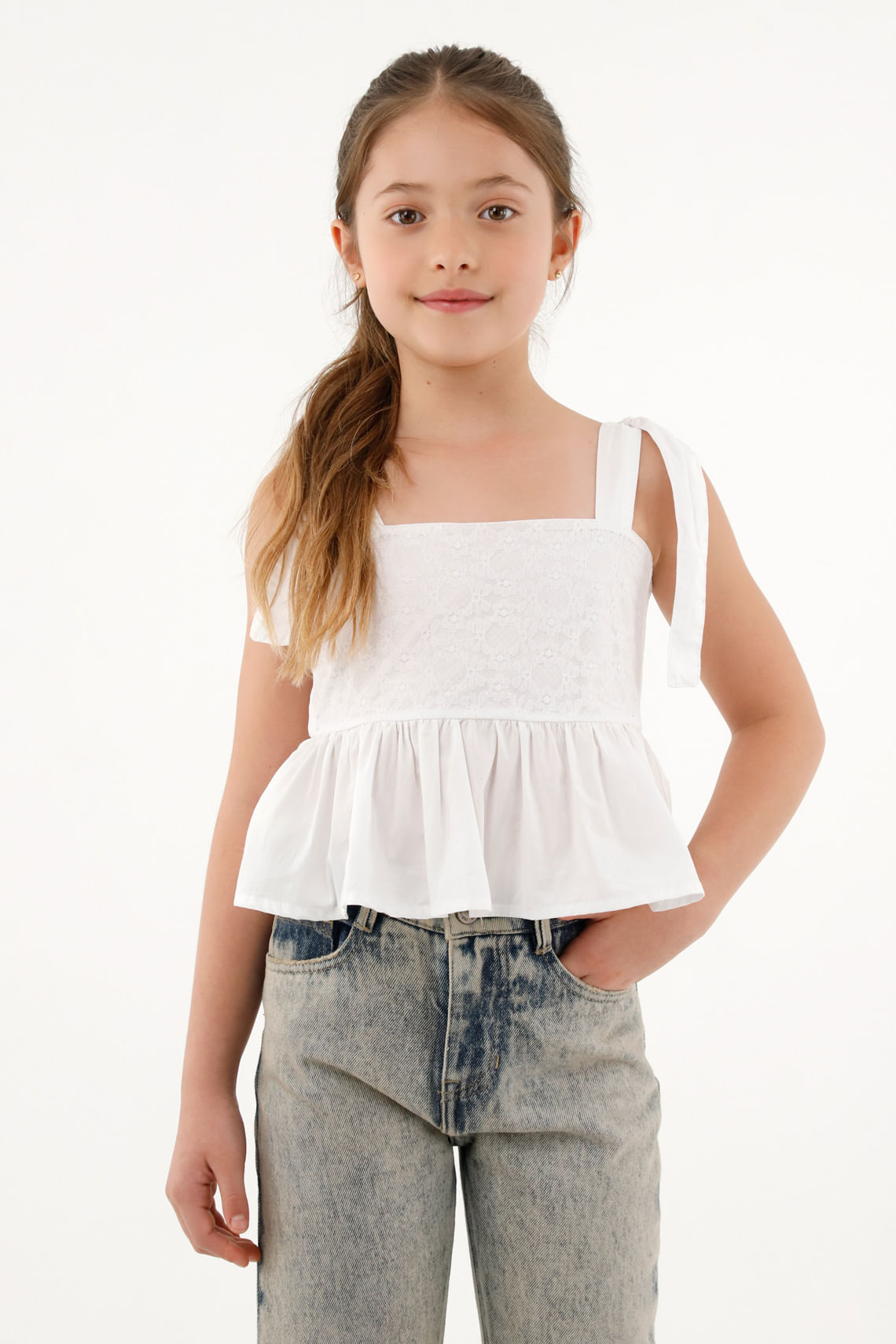 Camisa blanca de tiras y encaje para niña