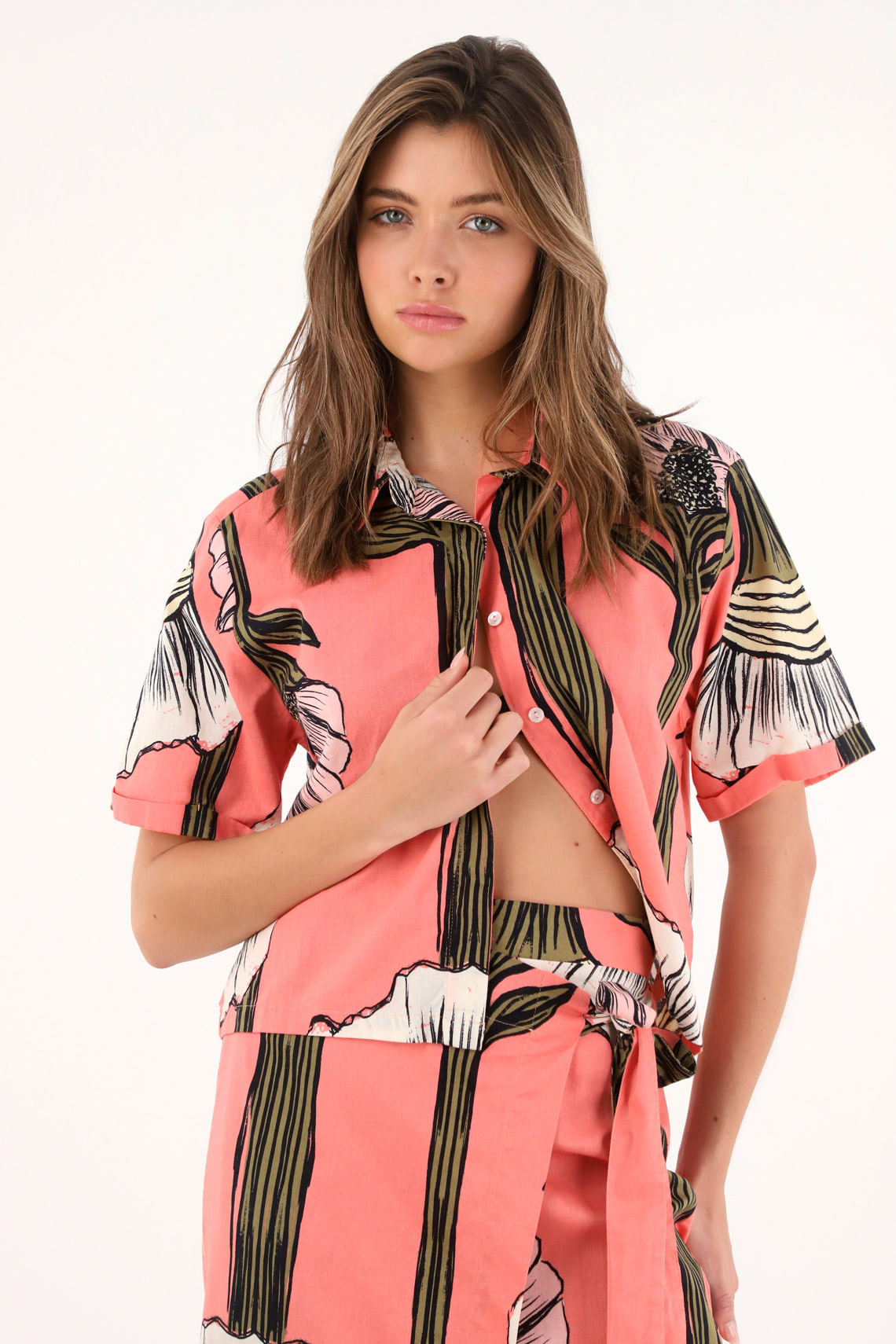 Camisa con estampado de flores para mujer