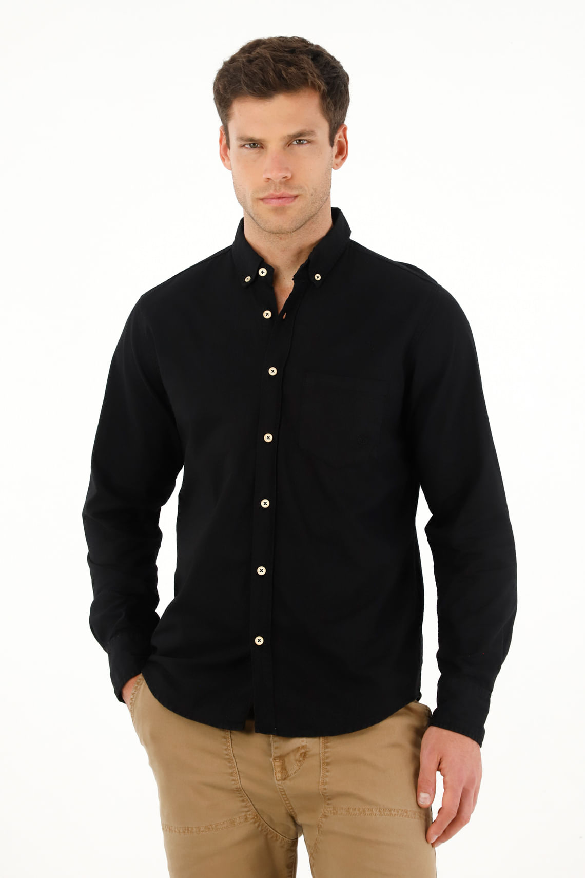 Camisa negra con bolsillos delanteros para hombre
