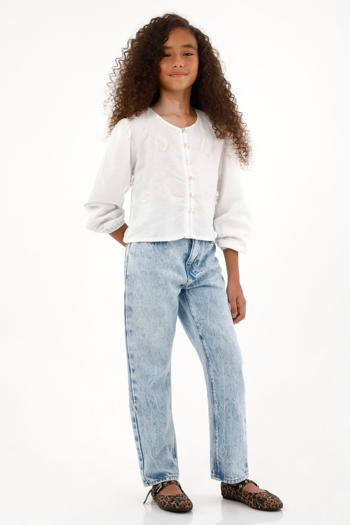 Camisa blanca de manga larga con volumen para niña