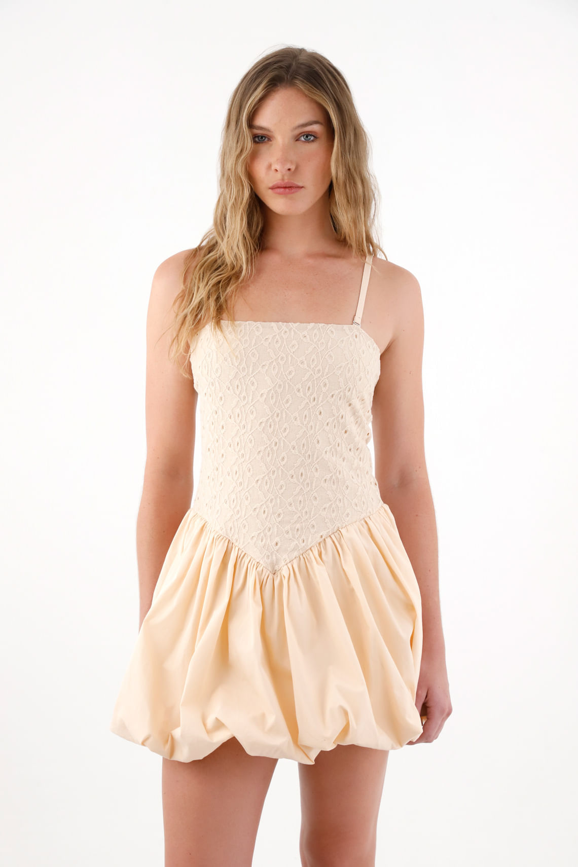 Vestido corto de escote recto crudo para mujer