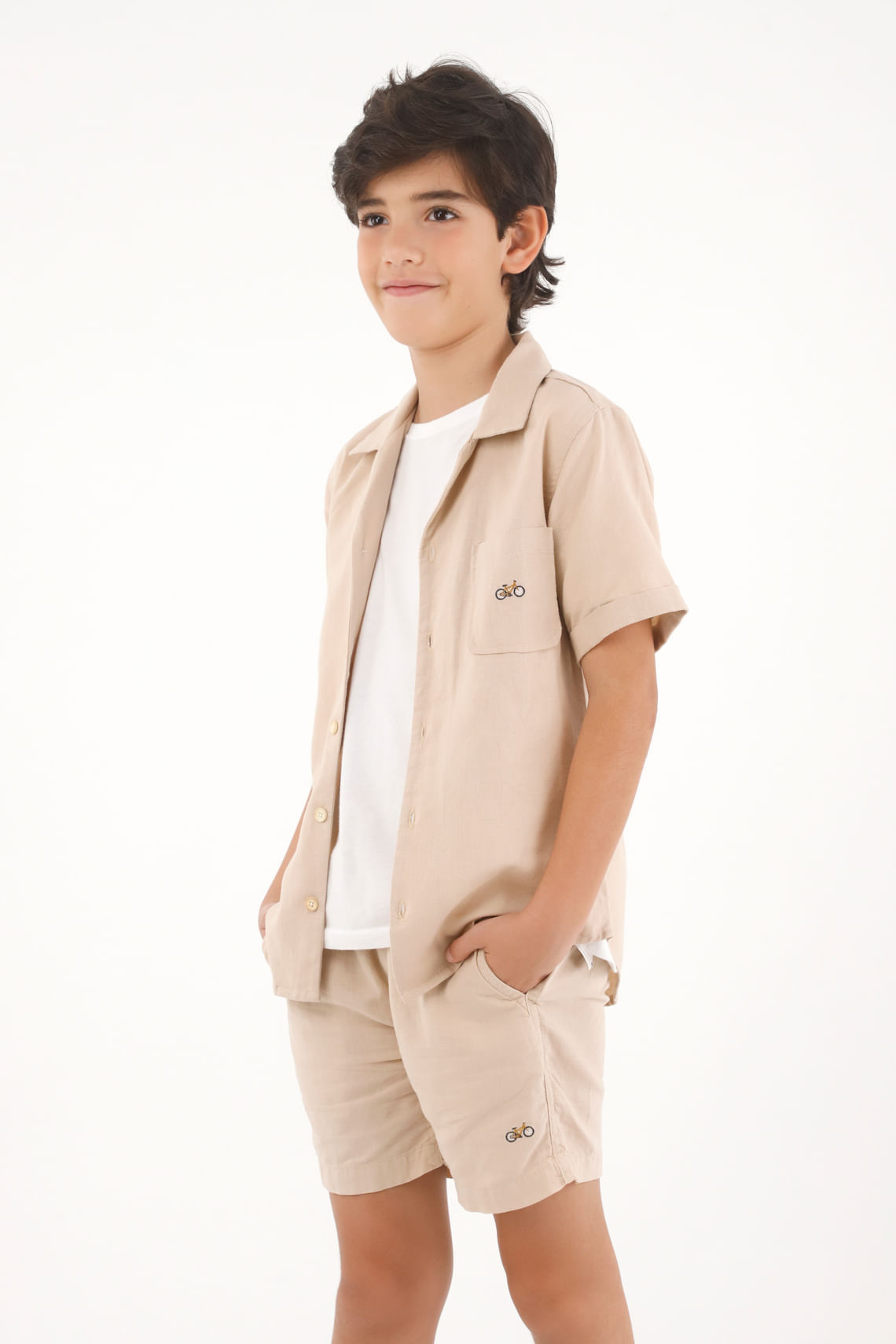 Camisa con bolsillo de parche y bordado café para niño