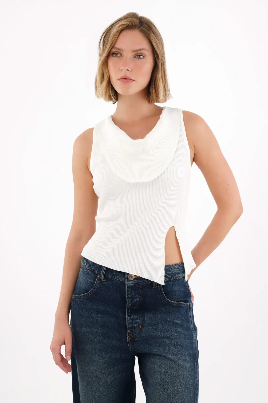 Camiseta de cuello redondo drapeado crudo para mujer