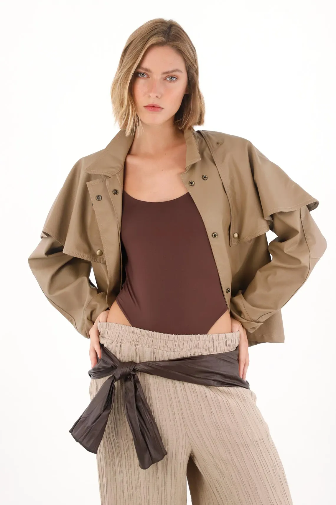 Chaqueta en cuero sintético cuello alto para mujer