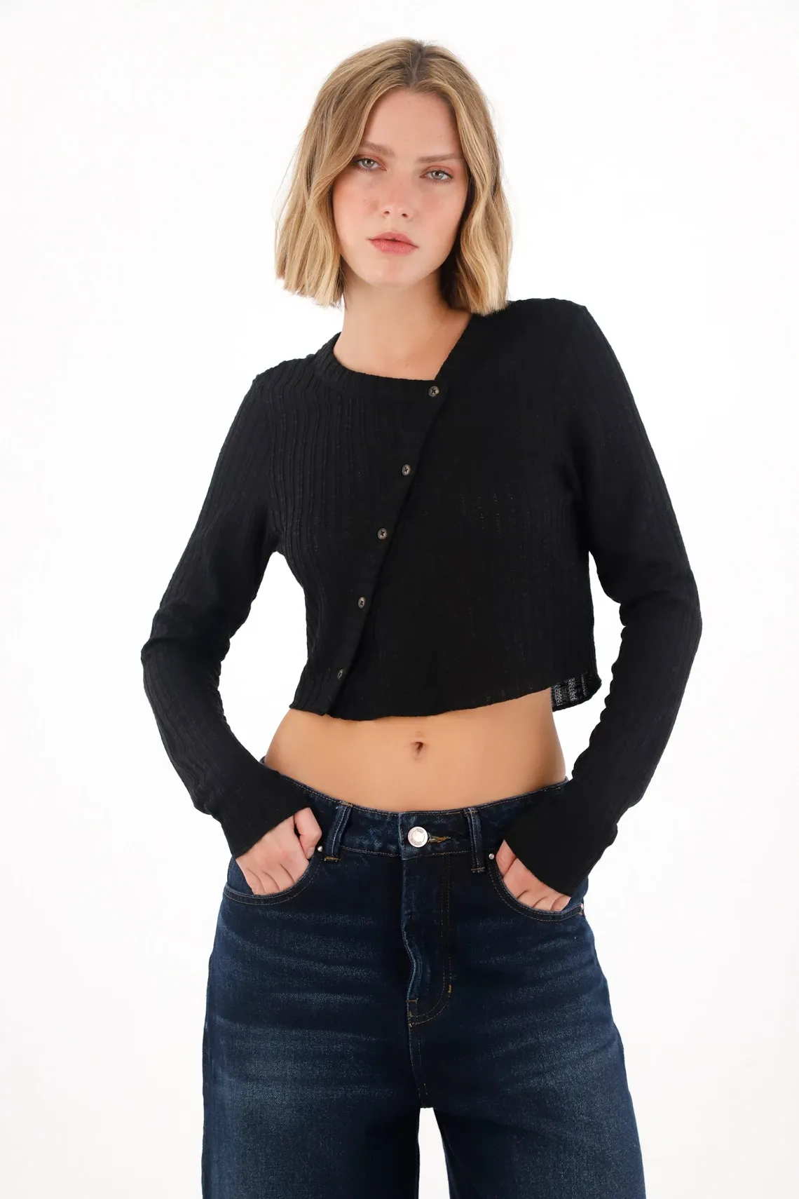 Camiseta manga larga crop negra para mujer