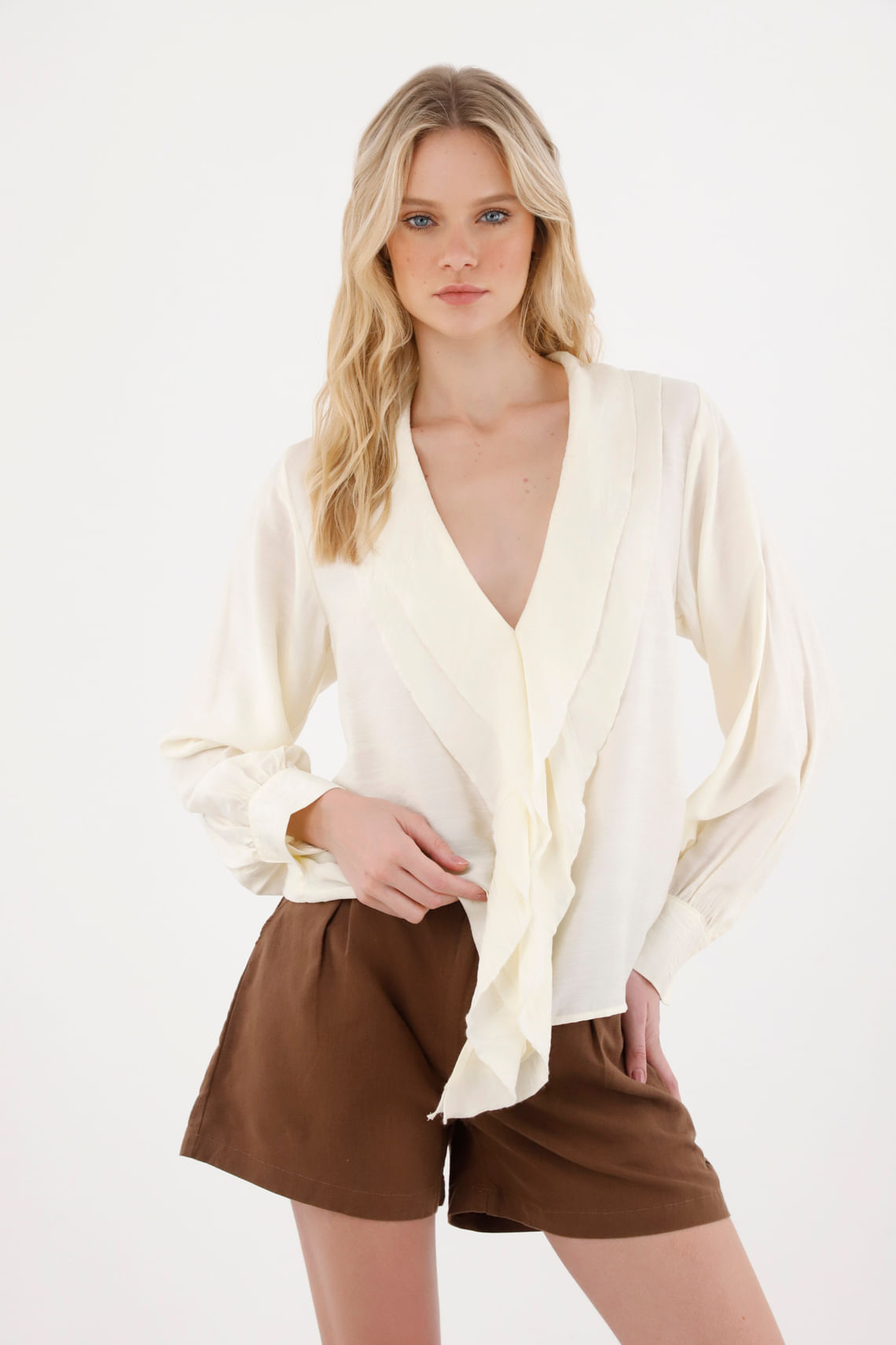 Camisa con escote en V y boleros crudo para mujer