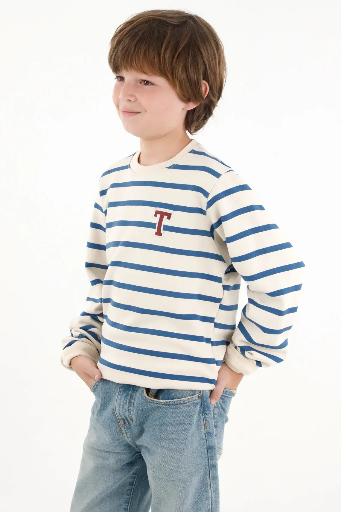 Buzo cuello redondo con diseño a rayas para niño