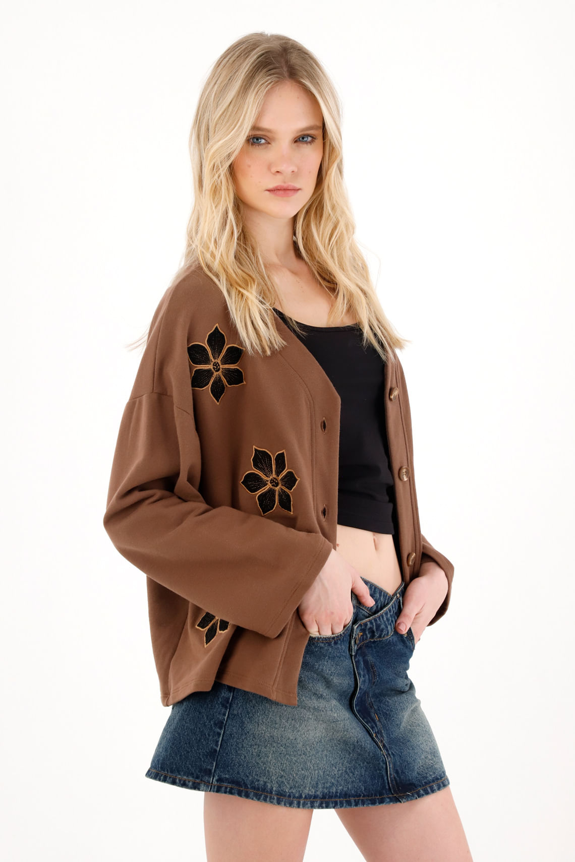 Buzo tipo cárdigan con flores café para mujer