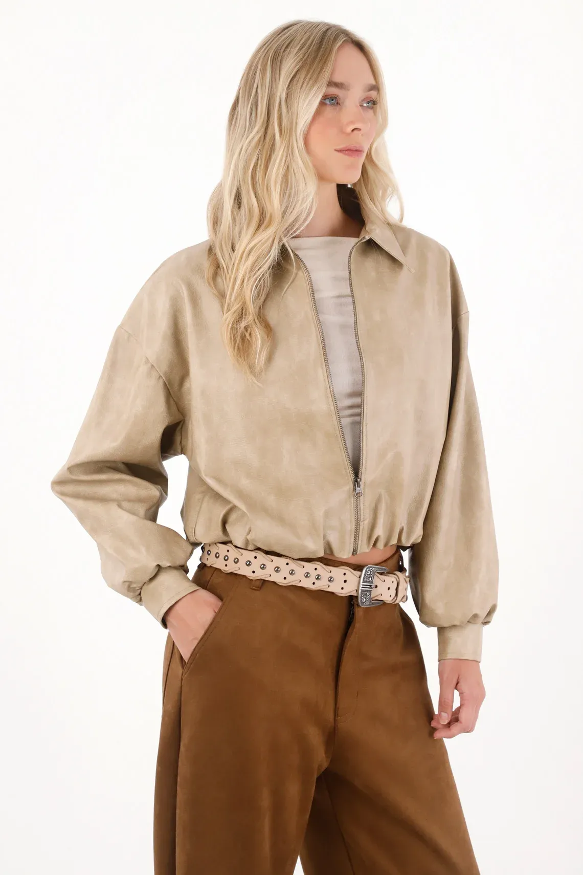 Chaqueta de cuero sintético silueta globo café para mujer