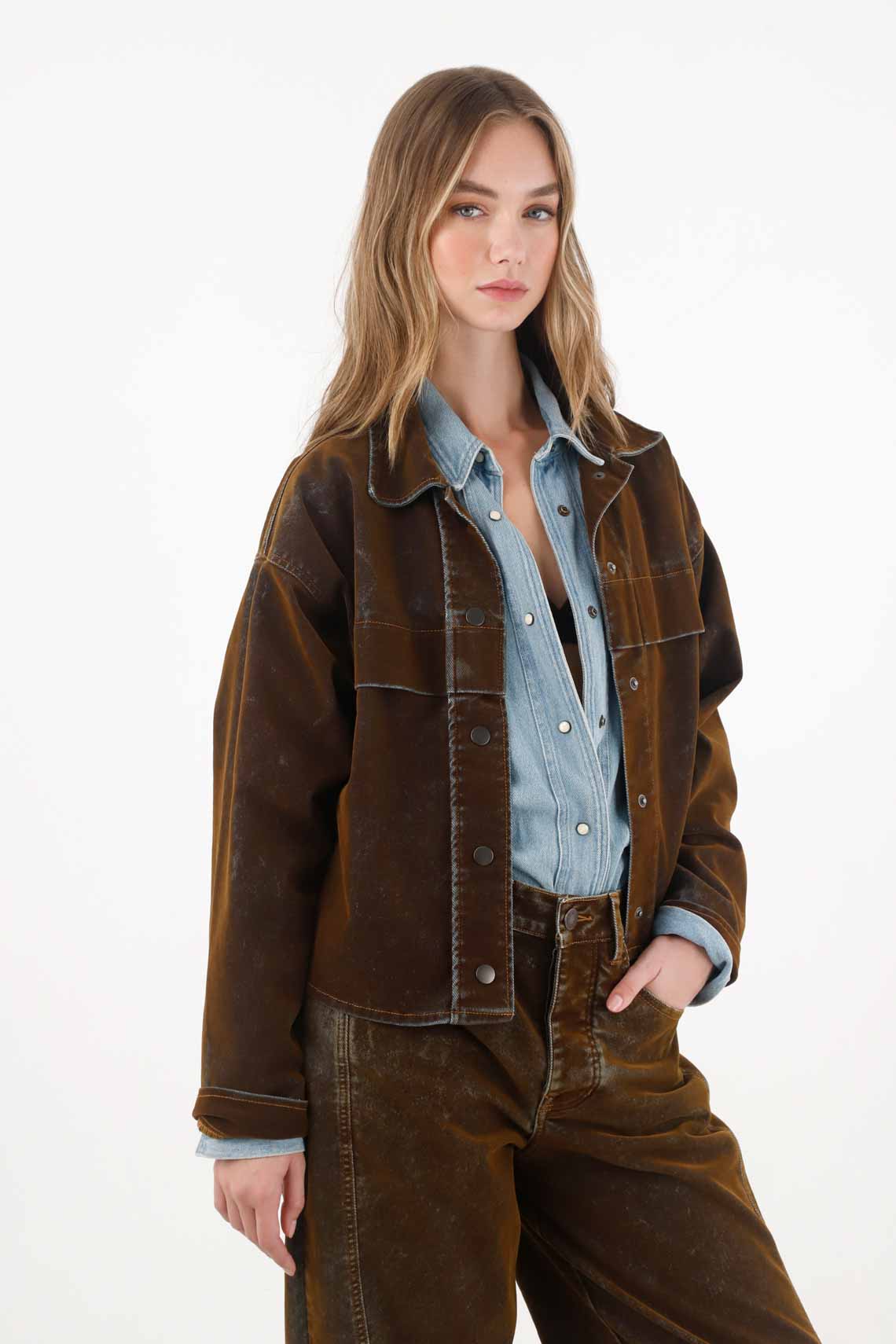 Chaqueta en tela velvet café para mujer