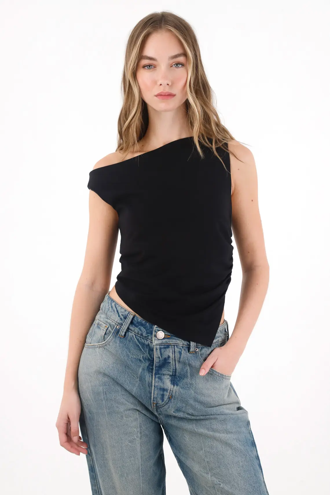 Camiseta crop en rib negra para mujer