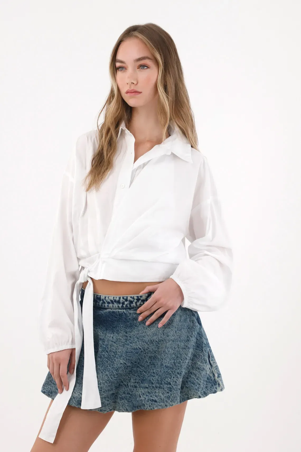 Camisa en popelina con amarre en fajón blanca para mujer