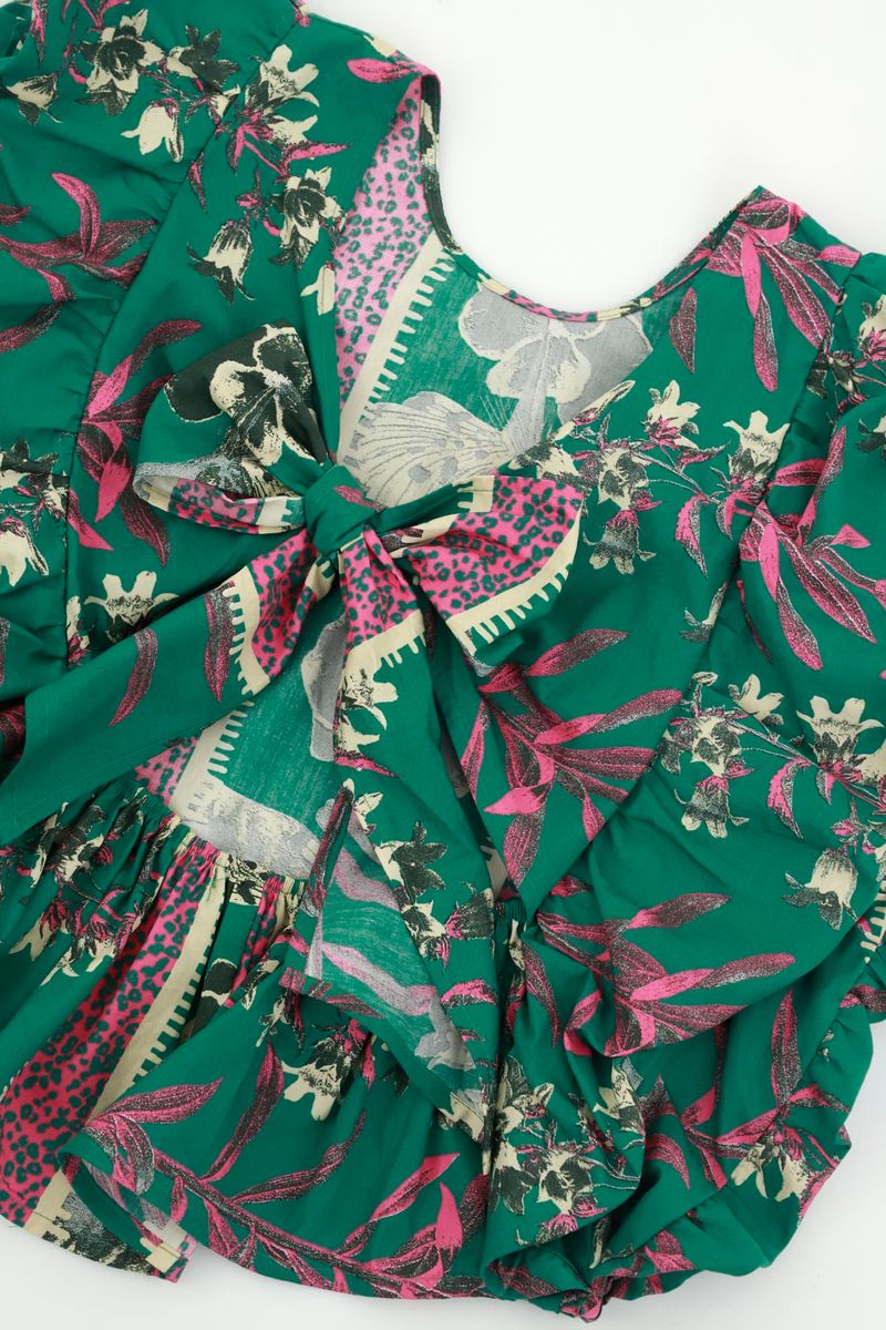 Camisa verde con mangas englobadas para niña