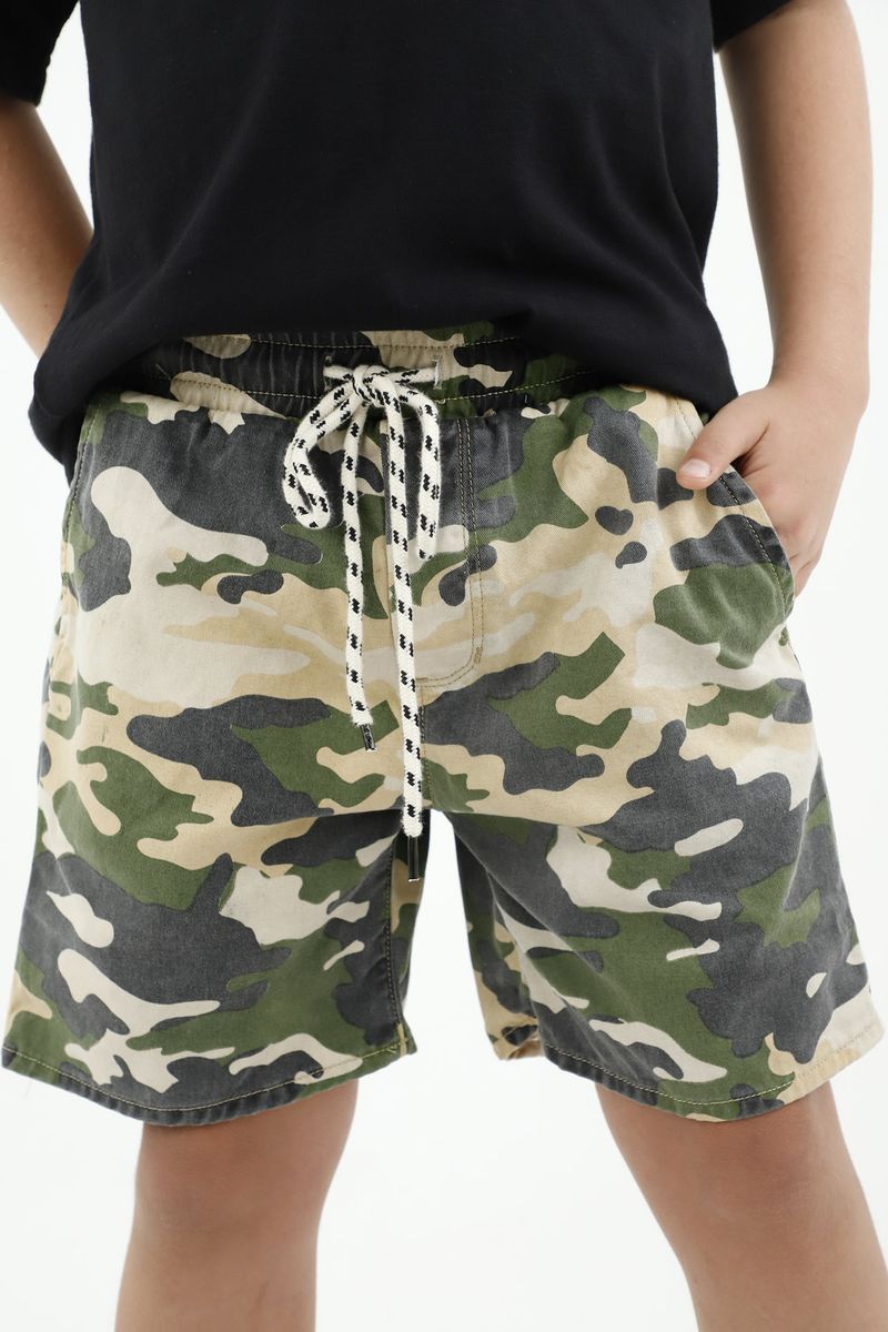Bermuda estampado camuflado con cordón para niño