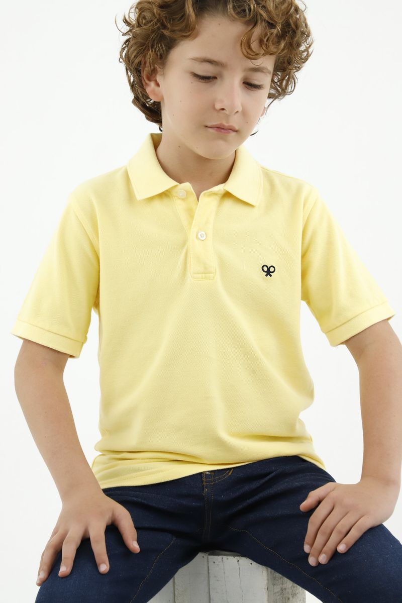 Polo amarilla con cuello tejido para niño