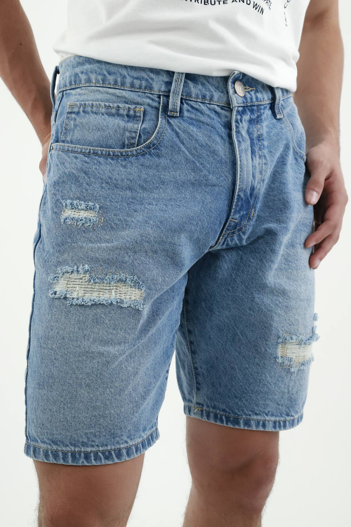 Bermuda azul con desgaste para hombre