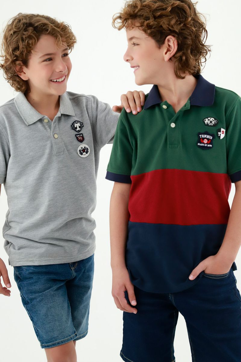 Polo verde con botones para niño