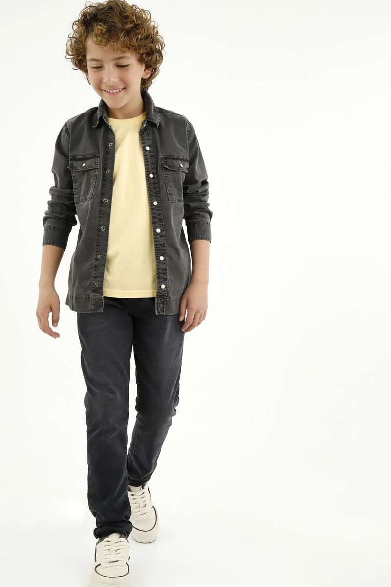 Camisa gris con botones para niño