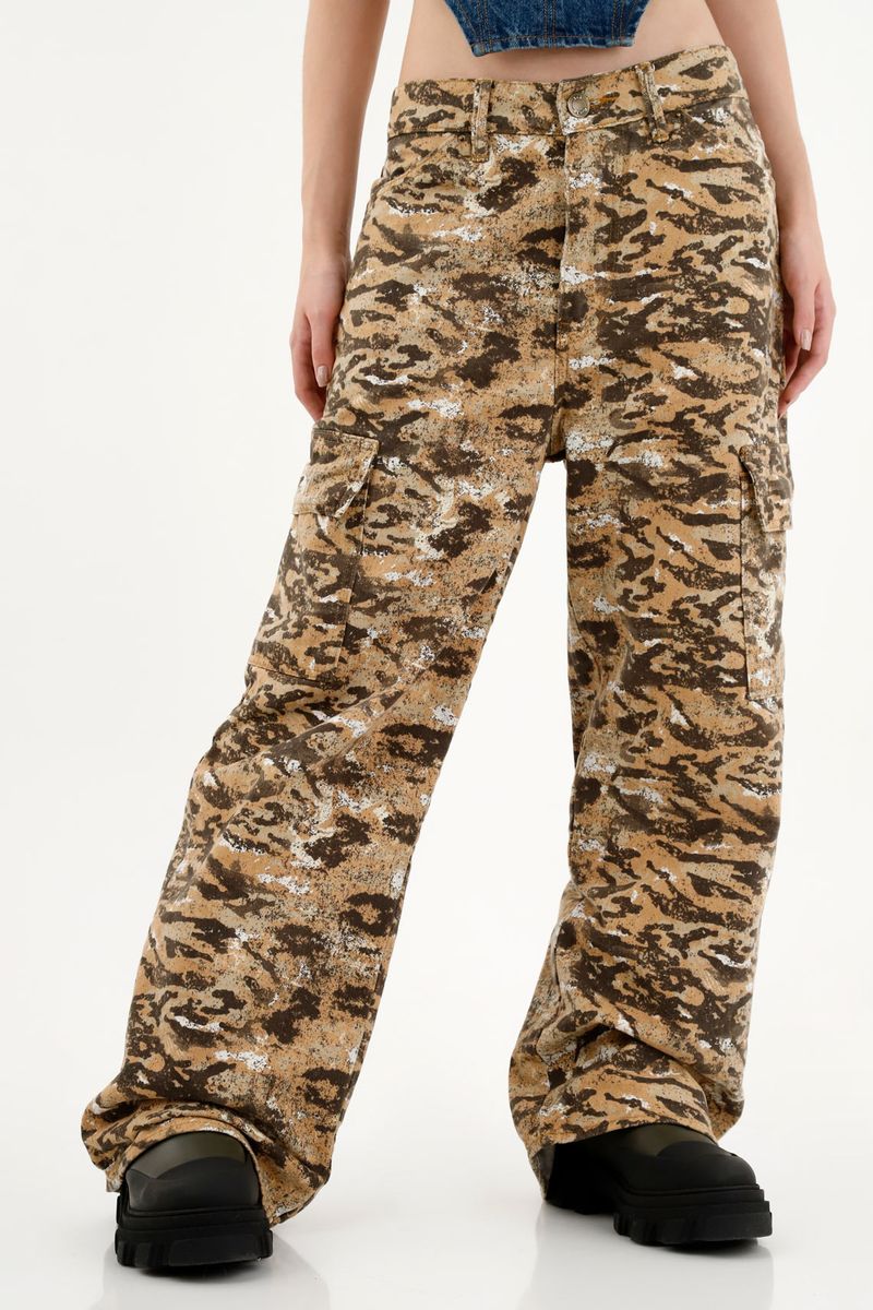 Pantalón tipo cargo camuflado para mujer