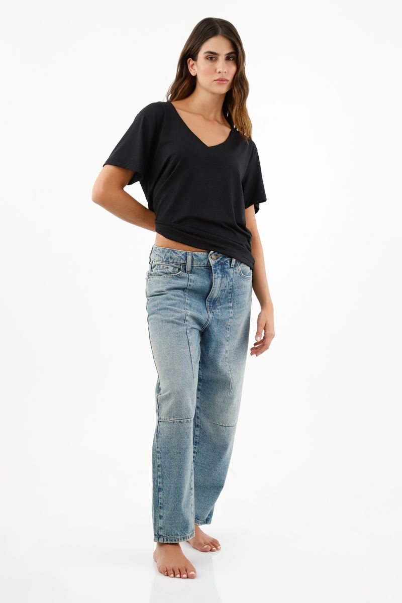 Camiseta cuello en V negra para mujer
