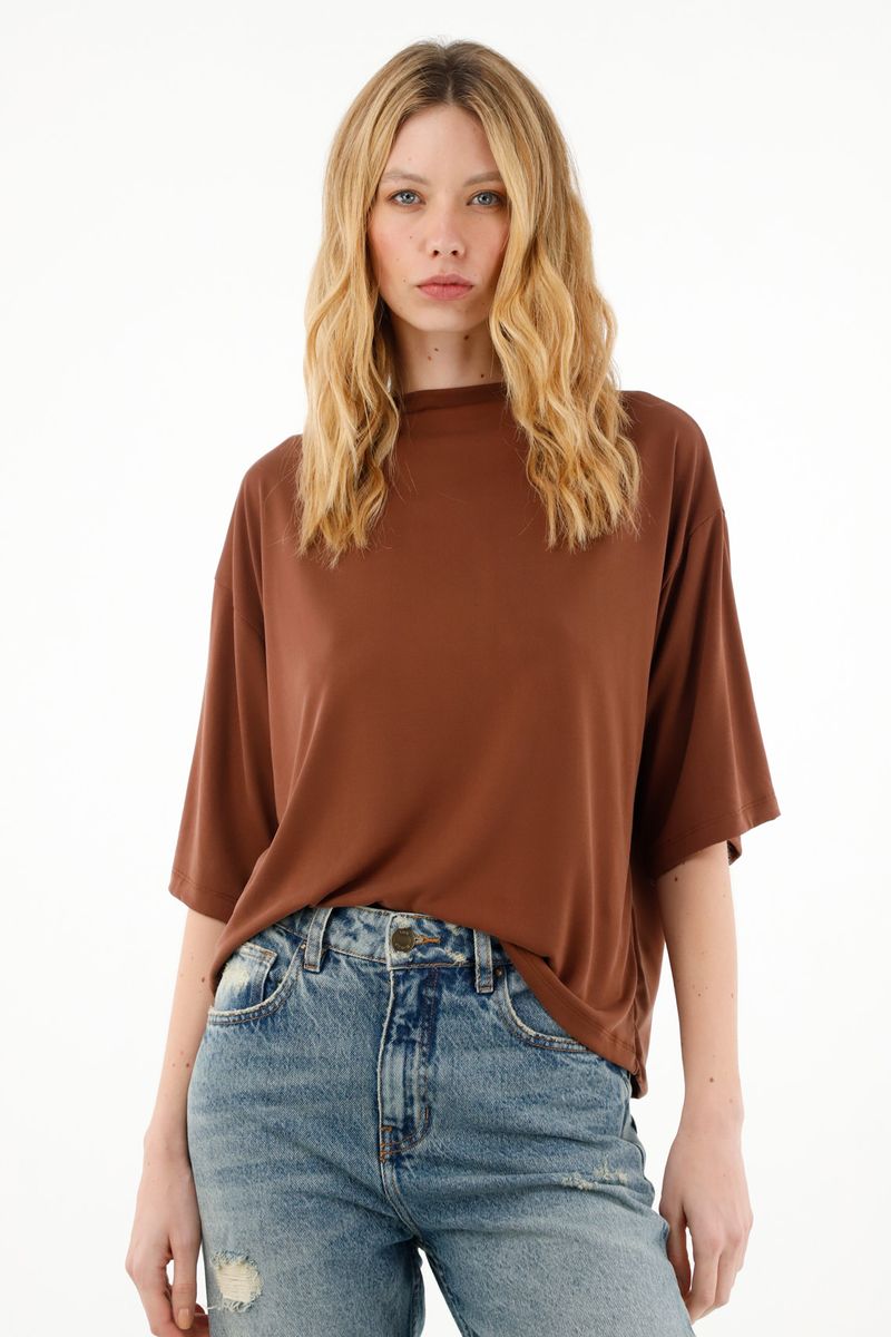 Camiseta oversize de cuello alto café para mujer
